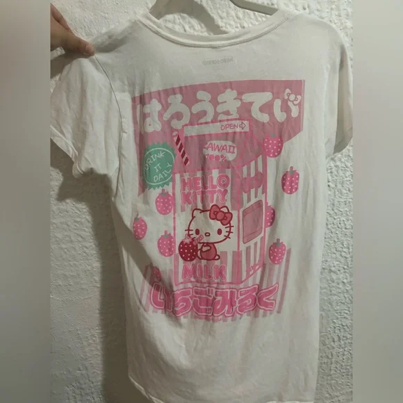Hot Topic Hello Kitty T-Shirt - Picture 2 of 3